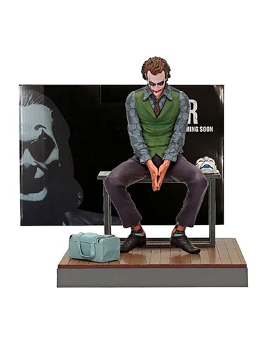 اکشن فیگور جوکر نشسته روی نیمکت joker